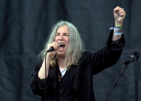 Patti Smith wurde mit dem Musikalbum «Horses» bekannt (Archivbild). - © Hannah Mckay/EPA/dpa