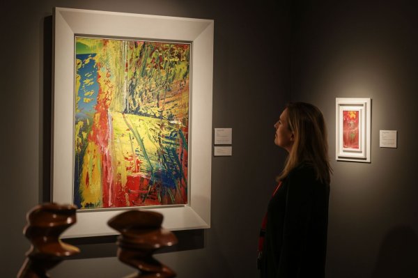 Das Bild «U.L.» von Gerhard Richter ist das teuerste Werk auf der Messe. - © Oliver Berg/dpa