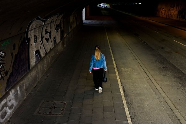 Männer und Frauen unterscheiden sich beim subjektiven Sicherheitsempfinden deutlich: Während sich 56 Prozent der Männer sicher fühlen, sind es bei den Frauen nur 45 Prozent. (Symbolbild) - © Christoph Reichwein/dpa