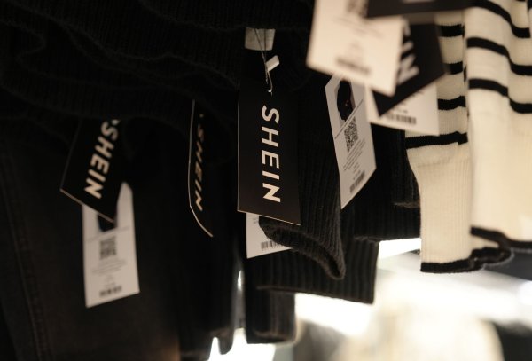 Frankreich hat am Pariser Flughafen eine Großkontrolle von Shein-Lieferungen gestartet (Archivbild). - © Aurelien Morissard/AP/dpa