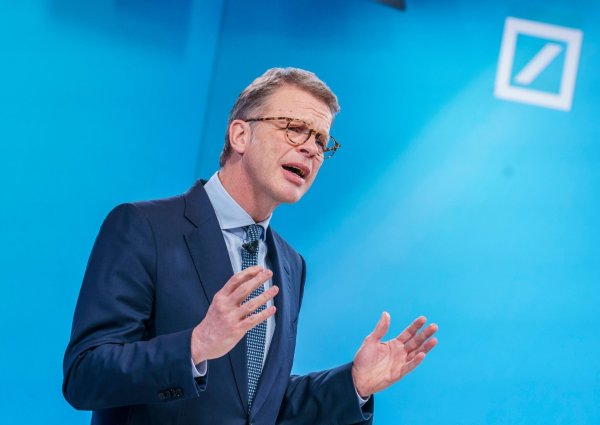 Deutsche-Bank-Vorstandschef Christian Sewing ist zufrieden mit dem abgelaufenen Jahr. - © Andreas Arnold/dpa