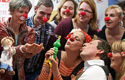 Der Moderator und Arzt Eckart von Hirschhausen (2.v.r.) posiert in der Theaterwerkstatt der Von Bodelschwinghsche Stiftungen Bethel in Bielefeld (Nordrhein-Westfalen) mit professionellen Klinikclowns und Klinik- und Hospitzmitarbeitern. - © FOTO: DPA