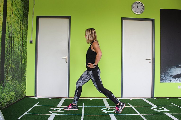 2. Die erste Bewegung bei Lunges am Platz