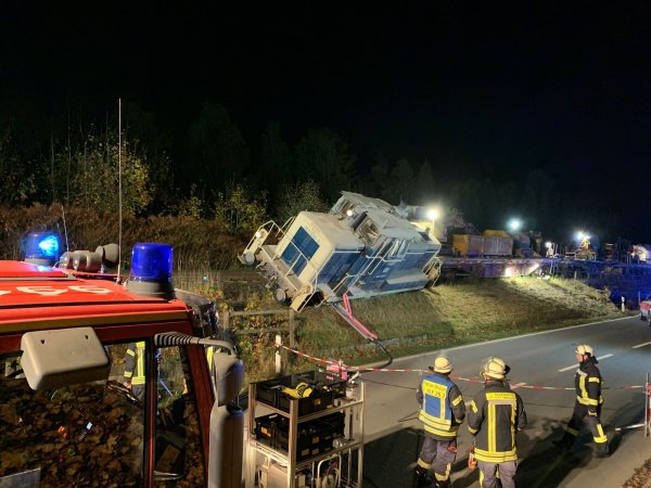 Eine Güterzuglok ist im Hochsauerlandkreis an einer Bundesstraße entgleist. Dabei gab es keine Verletzten. - © M. Bange/Feuerwehr Brilon/dpa
