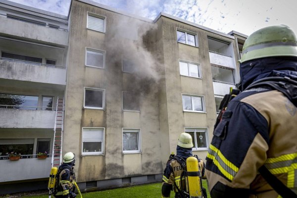 Nach ersten Erkenntnissen der Feuerwehr waren in der Wohnung Akkus beim Laden in Brand geraten. - © Justin Brosch/dpa