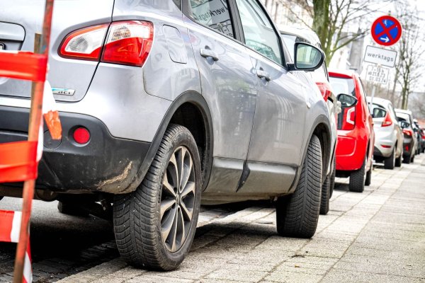 Ein Auto in der Bremer Innenstadt wurde aufgesetzt auf dem Gehweg abgestellt. Eine Aktion soll auf die Probleme dadurch aufmerksam machen. (Symbolbild) - © Sina Schuldt/dpa