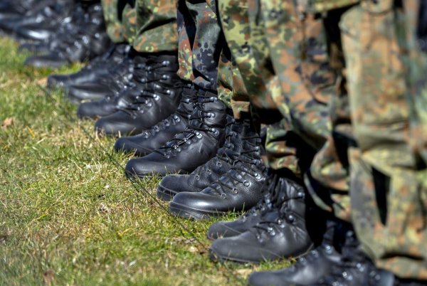 Die Bundesregierung ringt um die Ausgestaltung eines neuen Wehrdienstgesetzes, das zum 1. Januar in Kraft treten soll. - © Soeren Stache/dpa
