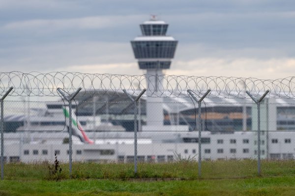 Der Flugverkehr wurde am Morgen wieder regulär aufgenommen. (Symbolbild) - © Armin Weigel/dpa