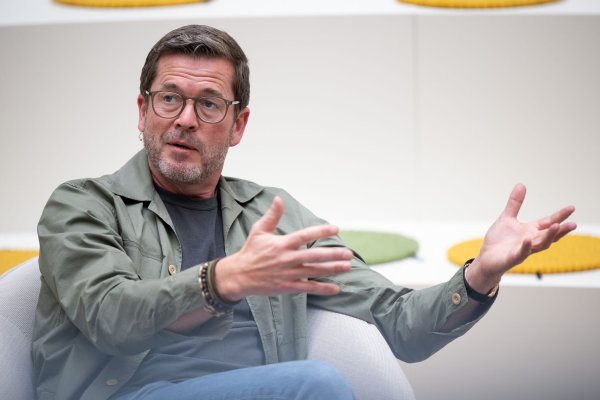 Karl-Theodor zu Guttenberg will die AfD inhaltlich konfrontieren. (Archivbild) - © Sebastian Gollnow/dpa