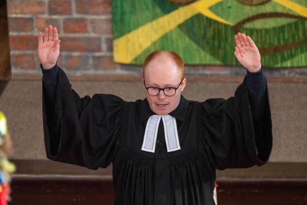 Vikar Tim Trabe leitete den Familiengottesdienst, mit dem am Sonntag des toten Fabian aus Güstrow gedacht wurde. - © Stefan Sauer/dpa