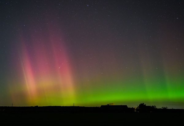 Polarlicht und Komet leuchten am Nachthimmel. - © Patrick Pleul/dpa