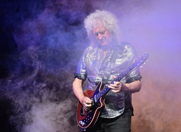 Weltberühmt, aber kein Solo ohne Fehler: Brian May stört sich nicht daran. - © Bernd Weißbrod/dpa