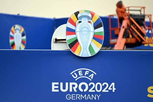 Ein Monteur arbeitet am Aufbau der Fan-Zone in Düsseldorf. - © Federico Gambarini/dpa