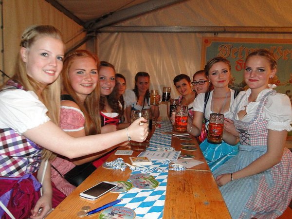 Charmante Runde: Die B-Juniorinnen des FC Fortuna feiern kräftig mit. - © Foto: Karenfeld