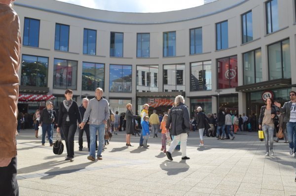 Wiederbelebung des Rosentals: Viele Passanten tummeln sich am Samstagvormittag auf dem neuen Vorplatz der Einkaufsgallerie. - © Foto: J. König
