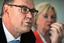 Aart De Geus, Vorstandschef der Bertelsmann-Stiftung, Unternehmens-Patriarchin Liz Mohn. - &copy; FOTO: R. VORNB&Auml;UMEN