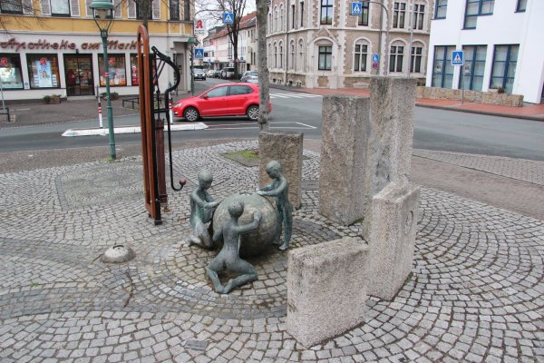 Alt und neu: Seit 1991 gibt es das Wasserspiel auf dem Marktplatz samt Steinen und Skulpturen. Die Schwengelpumpe (links) ist jetzt direkt daneben einbetoniert worden – sie ist aber ohne Funktion. - © Stefan Backe