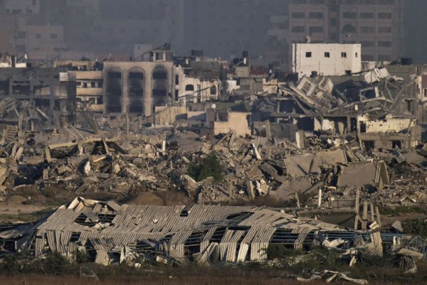 Wegen der katastrophalen Lage im Gazastreifen hat die EU-Kommission eine Einschränkung der Zusammenarbeit mit Israel vorgeschlagen. - © Leo Correa/AP/dpa