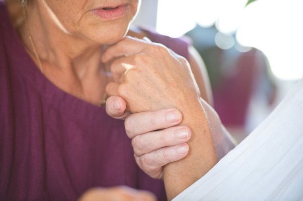 Nur für wenige Alzheimer-Patienten kommt die neue Behandlung infrage. - © Daniel Naupold/dpa
