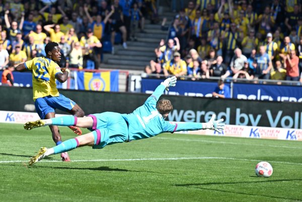 Schoss die Eintracht in Führung: Braunschweigs Christian Conteh (l). - © Swen Pförtner/dpa