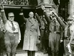 Überzeugter Nationalsozialist: Adolf von Oeynhausen (M.) im Eingang des Regierungsgebäudes in Minden. - © Quelle: KAM/Hans Pape