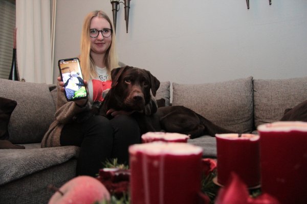 Cynthia Lenke war nach ihrem schweren Unfall vor rund zweienhalb Jahren bewusstlos, lag im Koma und musste wieder laufen und sprechen lernen. Fotos auf dem Handy erinnern an diese Zeit.  - © Carolin Brokmann-Förster
