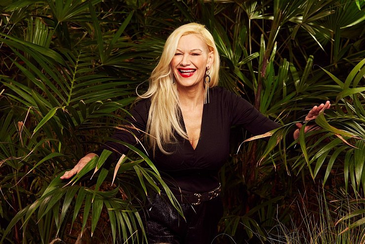 Sibylle Rauch nimmt ein Kissen und eine Kuscheldecke mit in den Dschungel. - © MG RTL D / Arya Shirazi