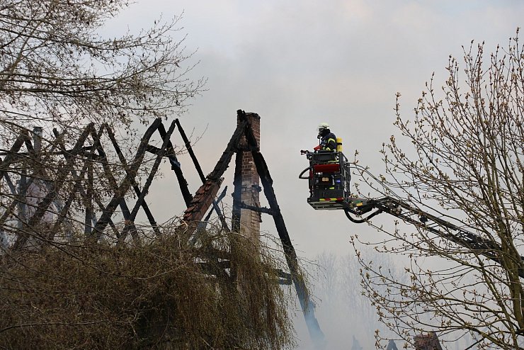 Über mehre Stunden war die Feuerwehr vor Ort. - © Janet König