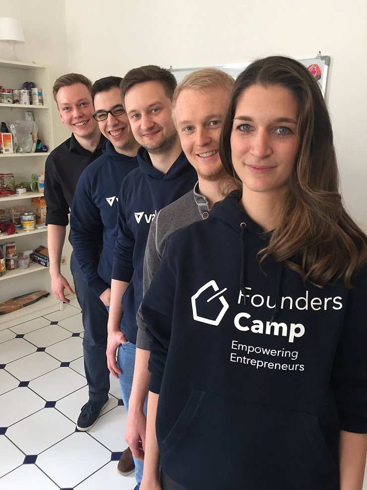 Unterstützung: Eva Mettenmeier von der „Founders Foundation" steht der WG von Jannes Stubbemann (von vorn), Ingo Roßdeutscher, Dennis Cutraro und Karsten Eichenhofer zur Seite. - © Lena Vanessa Niewald