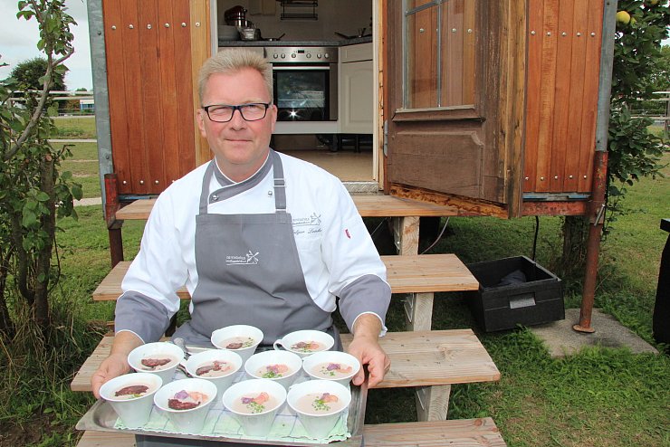 Holger Lemke präsentiert die besondere Kartoffelsuppe. - © Julia Kube