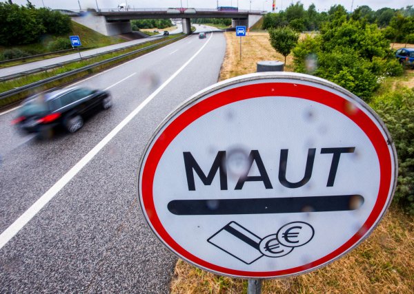 Ein Verkehrsschild weist die Autofahrer an der Stadtautobahn in Rostock (Mecklenburg-Vorpommern) auf die Mautpflicht für die Passage des Warnowtunnels hin. - © Jens Büdpa/dpa