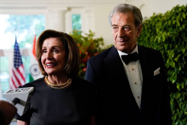 Der Mann, der den Ehemann der US-Spitzenpolitikerin Nancy Pelosi angriff, wurde zu lebenslanger Haft verurteilt. (Archivbild) - © Jacquelyn Martin/AP/dpa