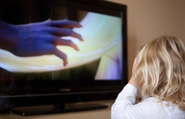 Eltern sollten auf altersgerechte Gruselfilme achten, da Kinder oft nicht zwischen Film und Realität unterscheiden können. - © Silvia Marks/dpa-tmn