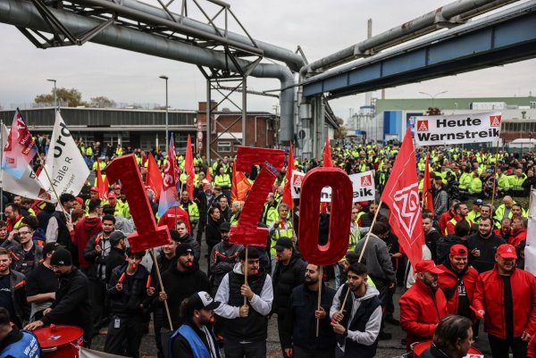 Bei den Ford-Werken in Köln gab es allein fünf Warnstreik-Aktionen. Die IG Metall zählte rund 9000 Teilnehmerinnen und Teilnehmer. - © Oliver Berg/dpa