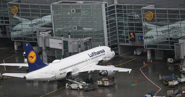 Problemfall: Im Lufthansa-Konzern fliegt die Kernmarke Verluste ein. - © Arne Dedert/dpa