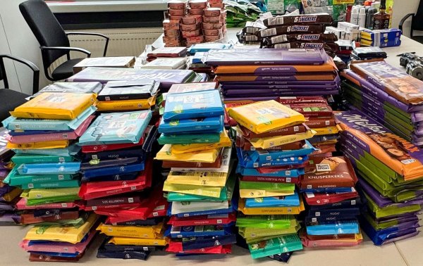 Schokolade, Pistazien und viele Dosen mit Thunfisch hat die Polizei bei Ladendieben in Borken sichergestellt. - © Polizei Borken/dpa