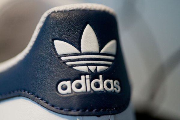 Der Adidas-Umsatz stieg zuletzt um 7,3 Prozent auf 6,4 Milliarden Euro. - © Daniel Karmann/dpa