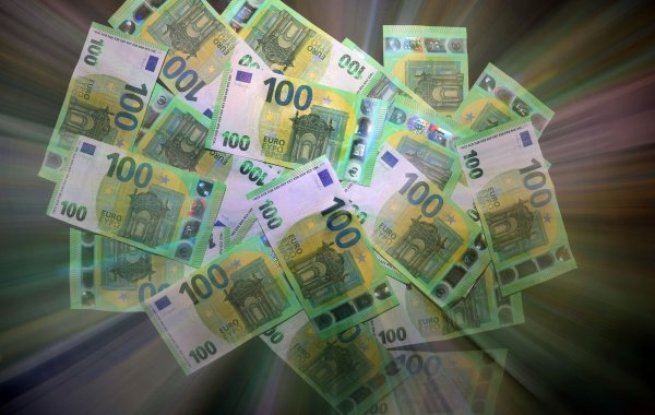 Die Deutschen sparen weiterhin eifrig. - © Karl-Josef Hildenbrand/dpa