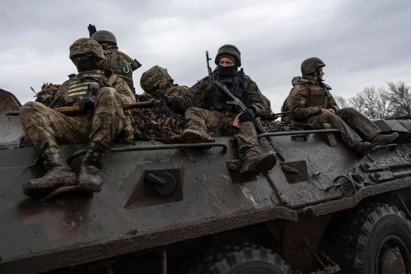 Im Donezker Gebiet wird die Lage für die ukrainische Armee immer schwerer. (Archivbild) - © Evgeniy Maloletka/AP/dpa