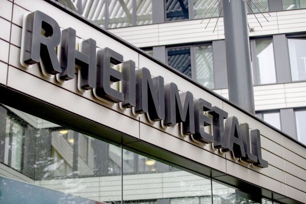 Das Logo der Rheinmetall AG ist vor der Zentrale zu sehen. (Archivbild) - © Thomas Banneyer/dpa