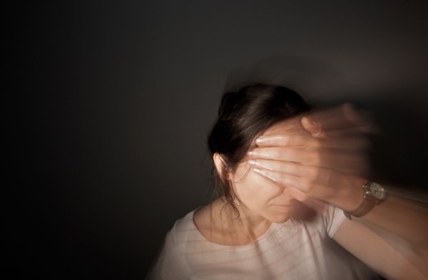 Verwirrtheit, Sehstörungen, Missempfindungen oder unkontrollierte Bewegungen: Ein epileptischer Anfall kann sich durch verschiedene Beschwerden bemerkbar machen. - © Oliver Killig/dpa/dpa-tmn
