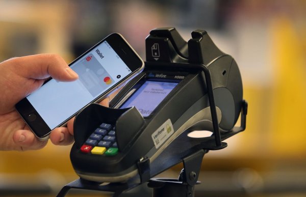 Nur Bezahl-Apps aus vertrauenswürdigen Quellen zu benutzen, macht das Mobile Payment für Verbraucher sicherer. - © Karl-Josef Hildenbrand/dpa/dpa-tmn