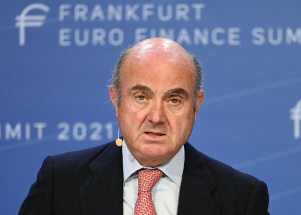 EZB-Vize Luis de Guindo blickt mit Sorge auf die schwache Konjunktur im Euroraum. (Archivbild) - © Arne Dedert/dpa