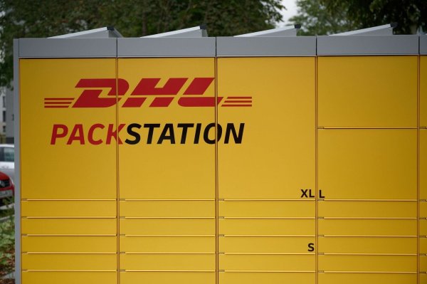 Beim Paketdienstleister DHL gibt es IT-Probleme. - © Henning Kaiser/dpa