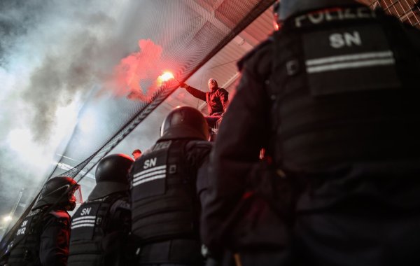 Der Missbrauch von Pyrotechnik habe in den ersten drei Spielklassen weiter zugenommen, heißt es im Jahresbericht der ZIS. (Archivbild) - © Robert Michael/dpa