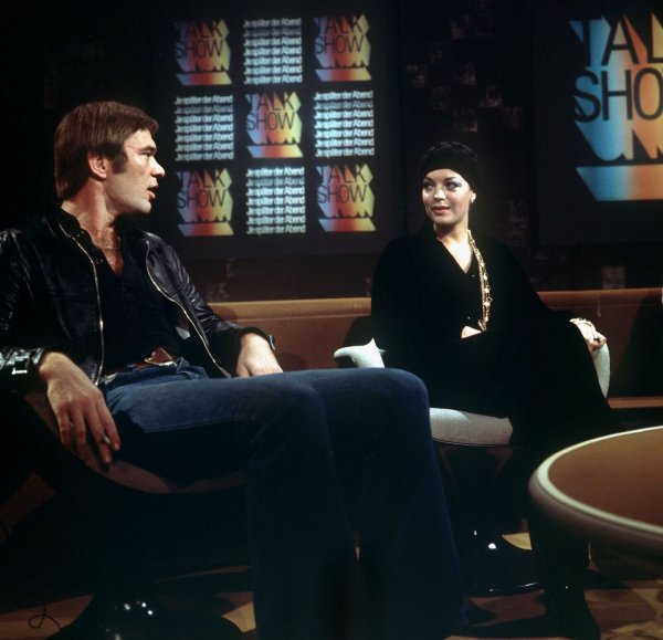 Unvergessen: Romy Schneider und Burkhard Driest am 30. Oktober 1974 in der WDR-Talkshow «Je später der Abend». (Archivbild) - © Horst Ossinger/dpa