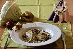 Deftig und vegetarisch: Spitzkohlröllchen in Pilzrahmsauce. - © Christina Pfrommer