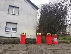 Die ersten Kerzen stehen vor dem Tatort in Augustdorf  - © Martin Hostert