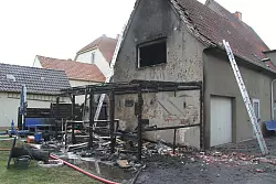 Der Wintergarten ist komplett zerstört worden, die erste Etage des Wohnhauses nicht mehr bewohnbar.    - © Daniel Hobein