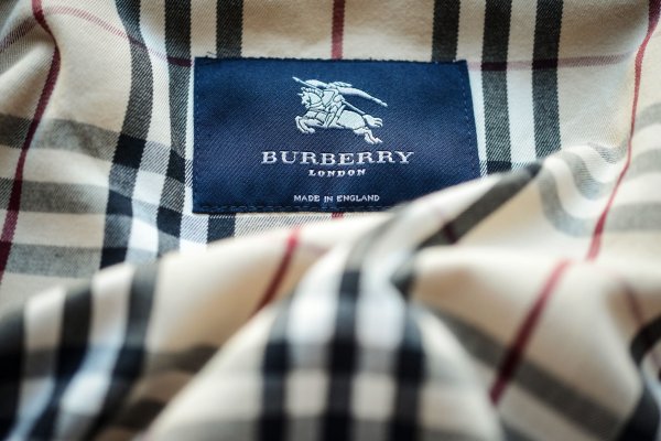 Burberry wurde 1856 in England gegründet und ist unter anderem für seine Trenchcoats, karierten Schals und andere Luxusartikel bekannt. (Archivbild) - © picture alliance / dpa